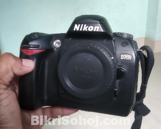 Nikon d70s body